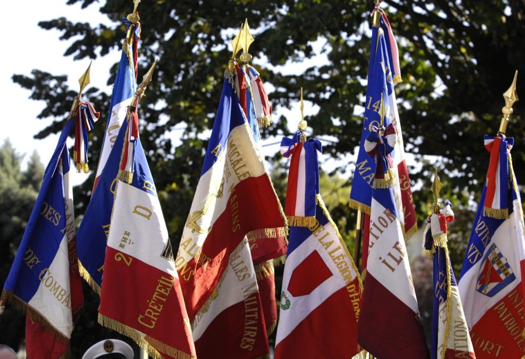 Illustration anciens combattants et de leurs drapeaux